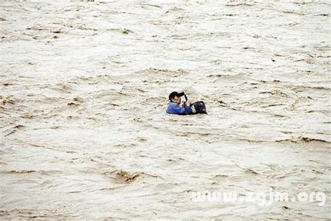 夢見被大水沖走|夢見被大水沖，夢到被大水沖是什麽意思？